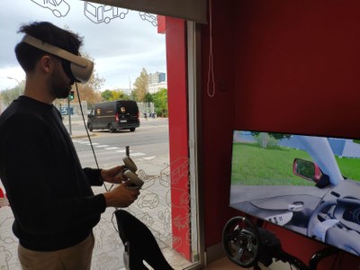 Usuari utilitzant un simulador de realitat virtual