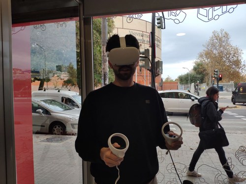 Usuari utilitzant un simulador de realitat virtual