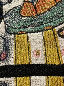 Entre las muchas piezas expuestas se encuentran alfombras coloridas