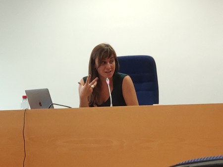 Eva Belmonte en mitad de su ponencia. Fuente: uValencia
