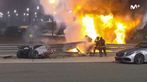 Grosjean saliendo del monoplaza en llamas
