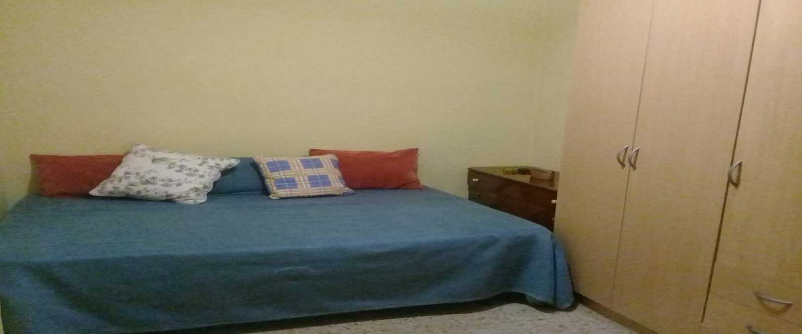 Habitación de Alexandra, inmigrante colombiana que vive en un piso compartido / CEDIDA