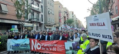 Manifestación de los vecinos de Xirivella en contra del paso inferior de la V 30