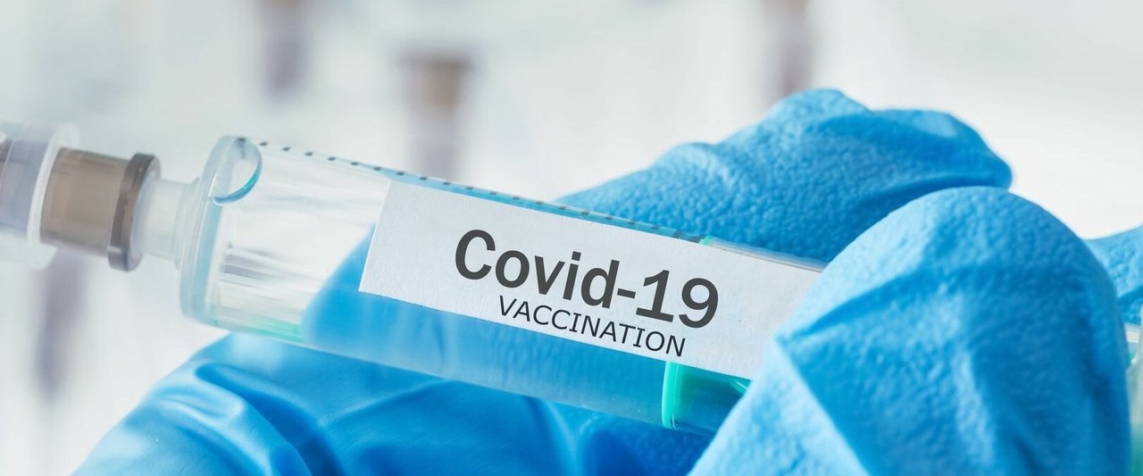 La farmacéutica Johnson & Johnson suspende los ensayos de su vacuna contra la COVID-19 a causa de una afección en un voluntario