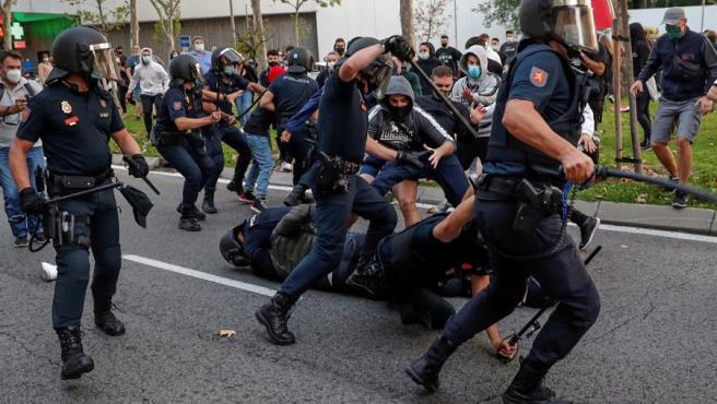 La Policía carga contra los manifestantes en Vallecas