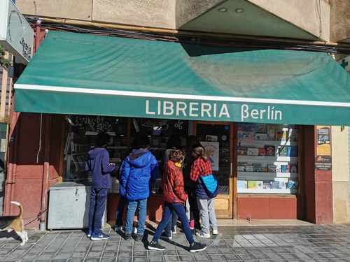 Escaparate de la Libería Berlín con clientes
