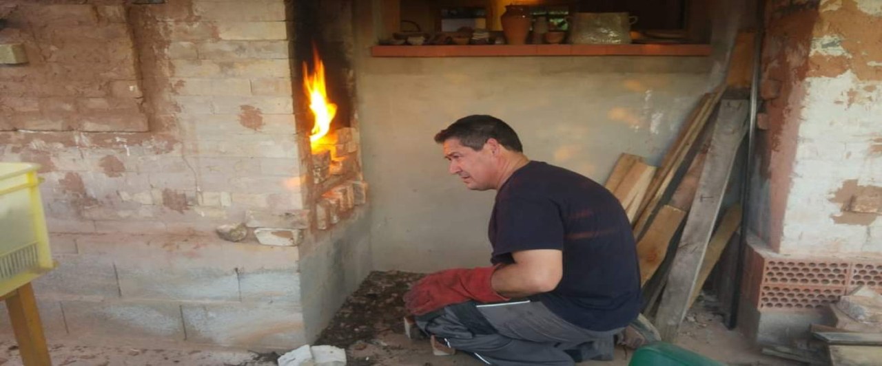 El ceramista que ha expandido la cocción a leña por la Comunidad Valenciana
