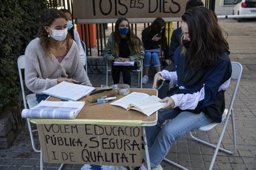 Estudiants del Luis Vives de València es manifesten i demanen una millora de la situació cara l'EBAU. Eva Máñez.