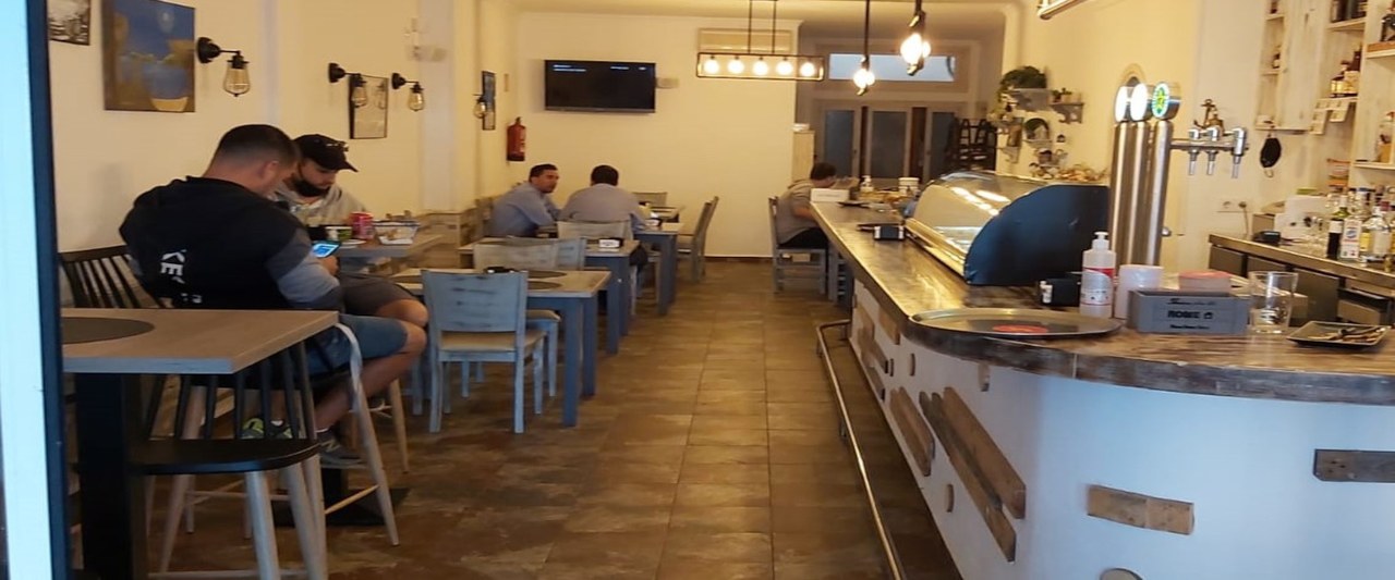 Los bares valencianos obligados a doblar clientes para cubrir gastos