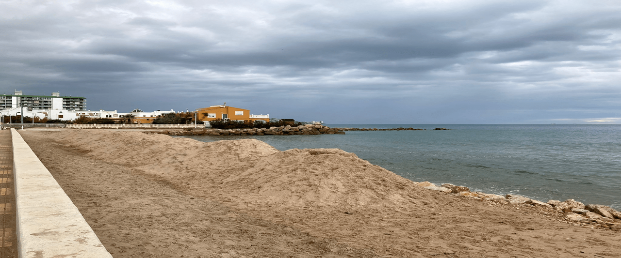 Los vecinos del Marenyet de Cullera luchan por soluciones definitivas ante la regresión de sus playas
