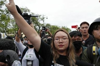 Panusaya, la estudiante tailandesa que desafío al monarca  y puede ser condenada a prisión