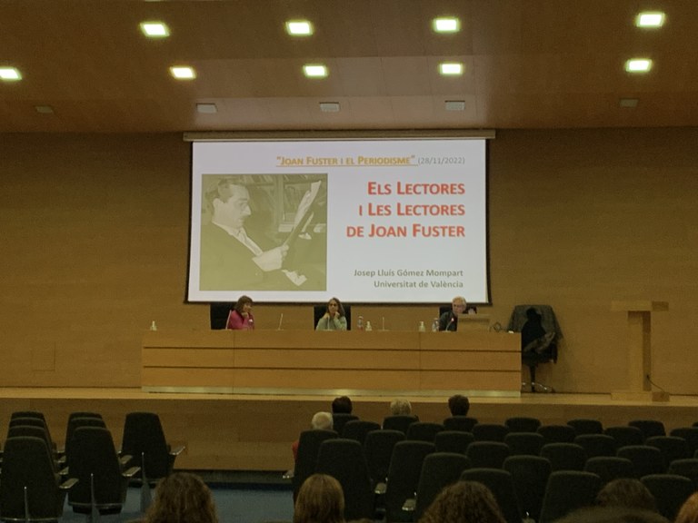 Con motivo de la conmemoración del “Año Fuster” en el centenario del nacimiento del intelectual de Sueca, la Universidad de Valencia acogió a una centena de alumnos en la conferencia “Joan Fuster i el periodisme”