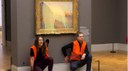 Por la huelga climática: Puré de patatas arrojado a un cuadro de Monet