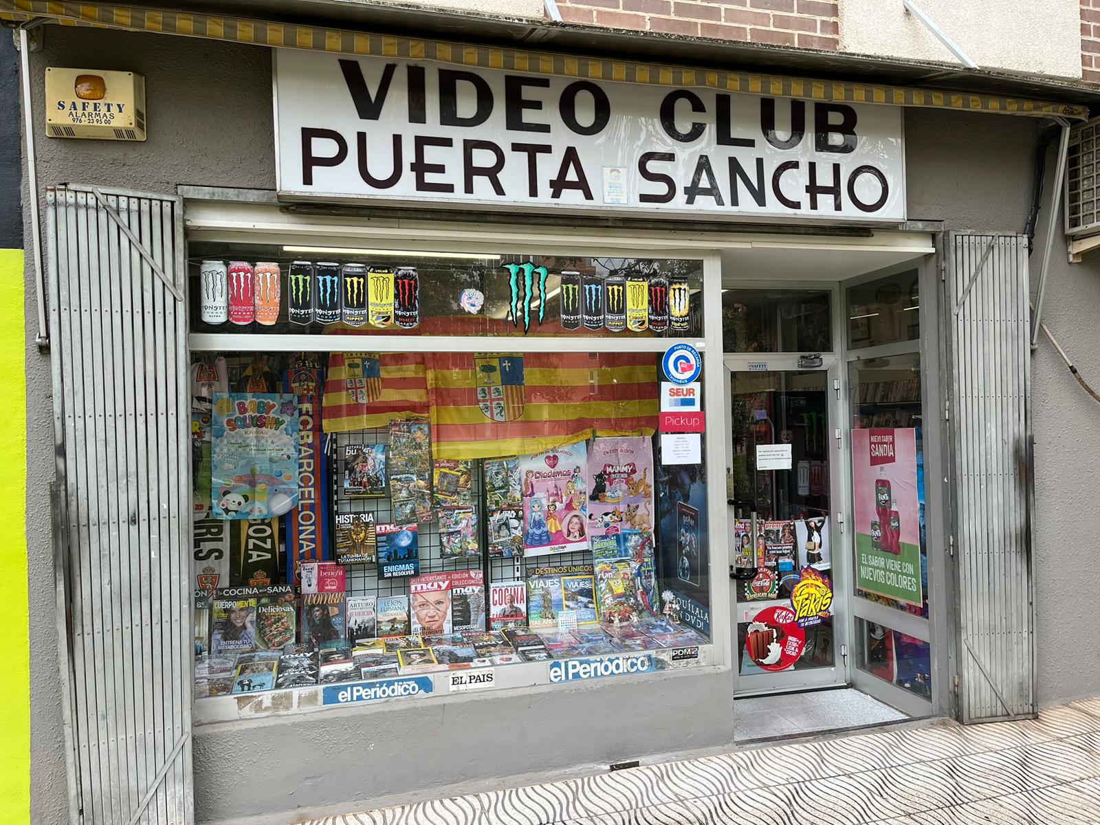 Fachada del videoclub Puerta Sancho en el barrio de la Almozara en Zaragoza