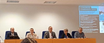 Imagen: Ximo Aguar, Antoni Llorente, Carles Padilla, Amparo Ricós y Joaquín Marín (de izda a dcha) presentan el COMDIGCV2022. Fotografía: uValencia.
